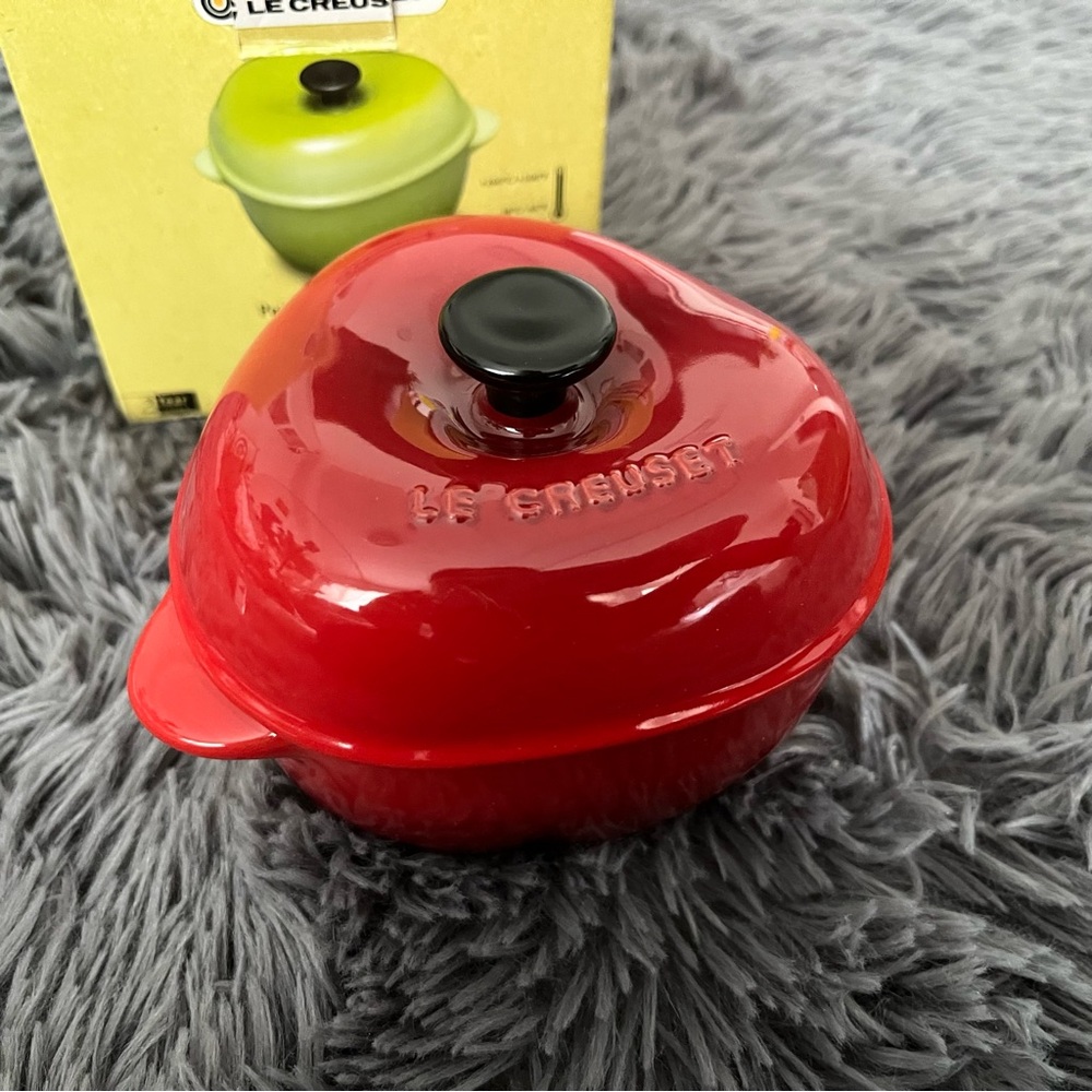 BNIB Le Creuset Harvest Red Petite Apple Casserole 400ml